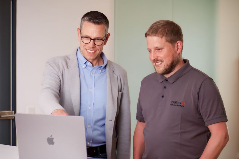 Jens und Andreas in einer internen Besprechung am PC